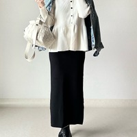 さりげなくお腹をカバー。ペプラムニットとGジャンで作る大人の甘辛ミックススタイル【40代の毎日コーデ】