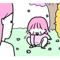 桜の花びらを拾って、乗っける。場所は母の…⁉その行動、鼻血ものかわいさ!!【育児ってこんなに笑えるんや！ #26】