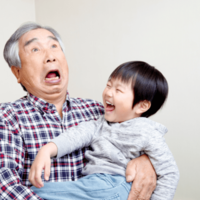 初孫を溺愛する祖父　孫が”左手”で字を書くと…⇒祖父は目を輝かし「大はしゃぎ」「楽しそう」