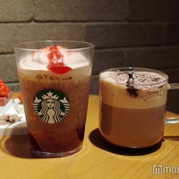 （左から）カカオ & ストロベリー ムース フラペチーノ、カカオ ムース ラテ（C）モデルプレス
