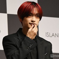 綺麗な形の唇にエッセンススティックを塗る高橋恭平（C）モデルプレス