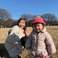 第2子妊娠中の西野未姫、“いちごコーデ”な1歳娘とのお散歩SHOTに反響「癒される」「な～んて可愛いの」