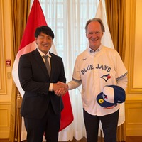 岡本和真選手、イアン・マッケイ駐日カナダ大使（提供写真）