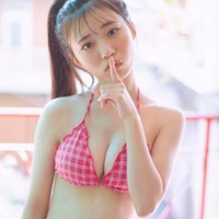 僕が見たかった青空・金澤亜美、透明感たっぷりの色白肌に釘付け！“小悪魔感”あふれる水着SHOT披露