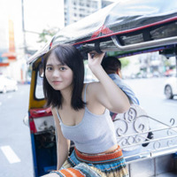 蓬莱舞、美谷間チラリの肌見せSHOTにドキッ！タイを舞台に抜群スタイルで魅せる