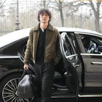 山崎賢人、ワイルドなヒゲ姿のパリ滞在SHOTに反響「爆イケすぎる」「かっこいいっ」