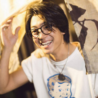 伊藤健太郎、少年のような屈託のない笑顔にドキッ!沖縄を舞台に素の表情が満載