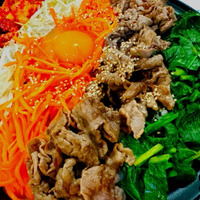 渡辺美奈代、ホットプレートで簡単！彩り豊かな野菜たっぷり夕飯に反響「美味しそう」「素敵」