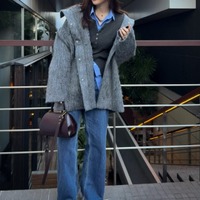 ボリュームたっぷりのシャギーコートで防寒もばっちり。ブルーを効かせた大人のカジュアルスタイル【40代の毎日コーデ】