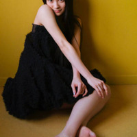 AKB48の新エース・伊藤百花、ほっそり美肩際立つグラビアを披露！万バズの“顔面力”で勝負