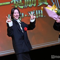 ピースを決める市川実日子、小田玲奈氏（C）モデルプレス