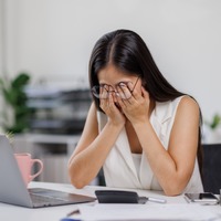 「体の丈夫さには自信があった」40代女性。経験したことのない不調に襲われ、キャリアも危うく…。頑張りすぎた女性が陥りがちな「更年期クライシス」とは