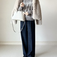 ロゴニットという選択肢。シンプル配色でオシャレ感が上がる着こなし術【40代の毎日コーデ】