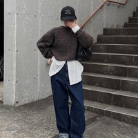 手抜きに見えないこなれ感。ショート丈ニット×白シャツのレイヤードで作る大人の最旬デニムスタイル【40代の毎日コーデ】