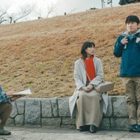 （中央）のん、安田章大「平行と垂直」場面写真（C）2026「平行と垂直」製作委員会