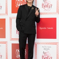 2ndアルバムとかけて「2」のポーズをお願いされるも「ピースに見えない…？」と不安をこぼしていた山田涼介（C）モデルプレス