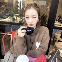 板野友美、キュートなブラウンニット×ポニテSHOTに反響「可愛すぎて尊い」「存在が映えてる」