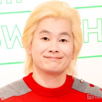 発表会に出席したカズレーザー（C）モデルプレス