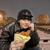 佐野勇斗、思い出の味を満喫する自然体SHOTにファン歓喜「かっこよすぎ」「ドカめろ」