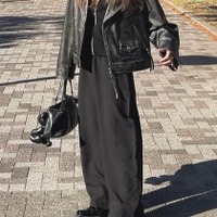 レザージャケットで魅せる冬の黒コーデ。ゆるっとしたカーブシルエットパンツ合わせがポイント【40代の毎日コーデ】