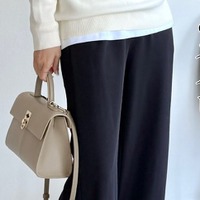 ユニクロの白ニット×ネイビーパンツで魅せる、大人の品格コーデ。ポイントはニットのきちんと感【40代の毎日コーデ】