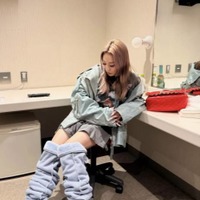 倖田來未、美太ももチラリのオーバーTシャツコーデに反響「美人」「可愛すぎるって」