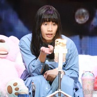 「スクショタイム早くない？」と指摘する丈子（藤原丈一郎）（C）モデルプレス