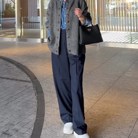 一枚でサマになるカーディガンをアウター風に着こなす。こなれ感たっぷりのリラックスな冬の装い【40代の毎日コーデ】