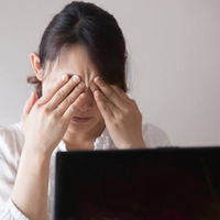 「まだ老眼じゃないはず」でも、夕方になると目がかすむ30〜40代女性に起きていることとは