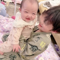 「愛が強め」辻希美、“妹が大好き”三男と次女の仲良し抱っこSHOTを公開