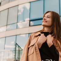 お育ちがバレます!「コートを脱ぐとき、羽織るとき」に絶対にしないで。訪問先で覚えておきたいマナーとは