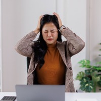 「感謝されないと不安」「評価されてない?」上司の機嫌や言動が気になって集中できない!そんな心理状態になる理由と対処法を、メンタルヘルスの専門家が解説