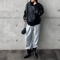 ZARAのレザージャケットでハンサムに。モノトーンで魅せる最旬スポーティスタイル【40代の毎日コーデ】