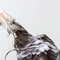 お風呂キャンセルしたい夜に。清潔感だけは死守する「大人の頑張らないヘアケア」