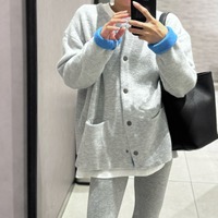 配色カーデがあれば……！ゆるっとシルエットでこなれ感を演出する、ライトグレーのカーディガンセットアップ【40代の毎日コーデ】