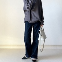 春の訪れはパンプスで。カットソー×濃紺デニムのデイリー服に軽さを出す足元スタイルとは【40代の毎日コーデ】