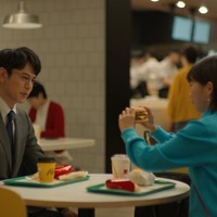 妻夫木聡、伊藤沙莉「夜マック『夜のマックは…倍バーガー』篇（30秒）」より（提供写真）