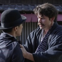 吉沢亮、トミー・バストウ「ばけばけ」第115話（C）NHK