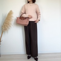 ユニセックスのピンクが絶妙の【ユニクロ】ニット。×ブラウンパンツで彩る春の着こなし【40代の毎日コーデ】