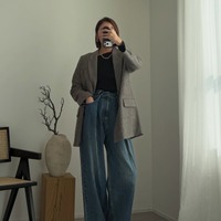 チェック柄ジャケットを味方に。インナーで遊び心を添えた大人のデニム着こなし【40代の毎日コーデ】