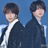 背中合わせの中村嶺亜、井上瑞稀（C）モデルプレス
