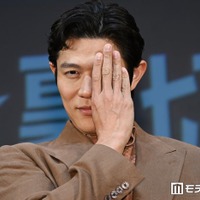 イベントに登壇した鈴木亮平（C）モデルプレス