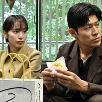 戸田恵梨香、鈴木亮平（C）TBS