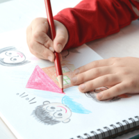 「絵を見てもらえなかった」と落ち込む孫　祖父がリビングに行くと⇒粋な計らいに「また描くね！」