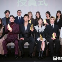 「モデルプレスベストドラマアワード」授賞式に登壇した（前列左から）岡野真紀子氏、佐藤健、竹内涼真、芳根京子、本田響矢、塚原あゆ子監督（後列左から）荒井俊雄氏、櫻井紘史氏、アベゴウ氏、宋ハナ氏、小林杏奈氏、寺田御子氏、井上穂乃香氏、倉地雄大氏（C）モデルプレス