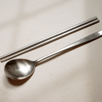 韓国で…お箸で米を食べていると⇒現地の人から“不思議な視線”の嵐！？常識の違いに「合理的」