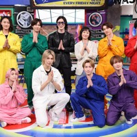 （前列左から）佐久間大介、ラウール、渡辺翔太、深澤辰哉（後列左から）岩本照、阿部亮平、ROLAND、菅野美穂、向井康二、宮舘涼太（C）TBS