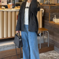 シャギーノーカラーコートが主役。白ロゴT×デニムの冬→春スイッチ着こなし【40代の毎日コーデ】