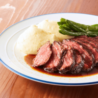 北欧で…ステーキを注文したら衝撃の光景！？肉の下から“予想外の食材”が出現⇒その後の”追い打ち”に「思わず笑った」「もう見たくない」