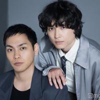 モデルプレスのインタビューに応じた柳楽優弥、松村北斗（C）モデルプレス